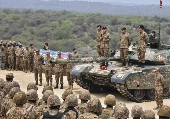 Пакистанската армия обяви бившия премиер Имран Хан за "психично болен", след като той разкритикува главнокомандващия въоръжените сили