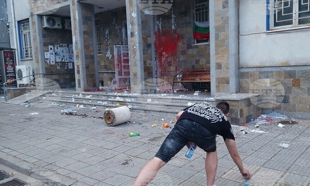 Хасково - протест - щети по сградата на РПУ