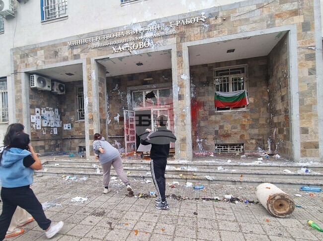 Общо 22 младежи са установени за хулигански действия по време на вчерашния протест пред полицията в Хасково