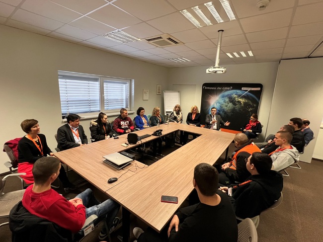 Министерство на икономиката и индустрията: Министър Никола Стоянов се срещна ученици от първия випуск на австрийския проект за дуално обучение у нас