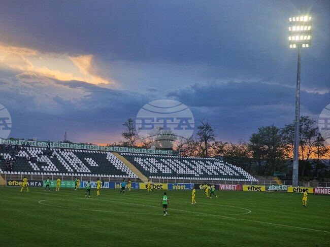 Дисциплинарната комисия глоби Хебър и Локомотив София за използване на факли и димки