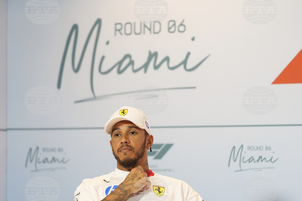 Люис Хамилтън призна, че трудното му начало във "Ферари" може да продължи през целия сезон