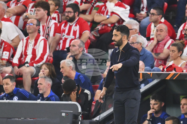 Мениджърът на Манчестър Юнайтед Рубен Аморим призна, че е трудно да се обясни как отборът му прави толкова различни сезони във Висшата лига и в Европа