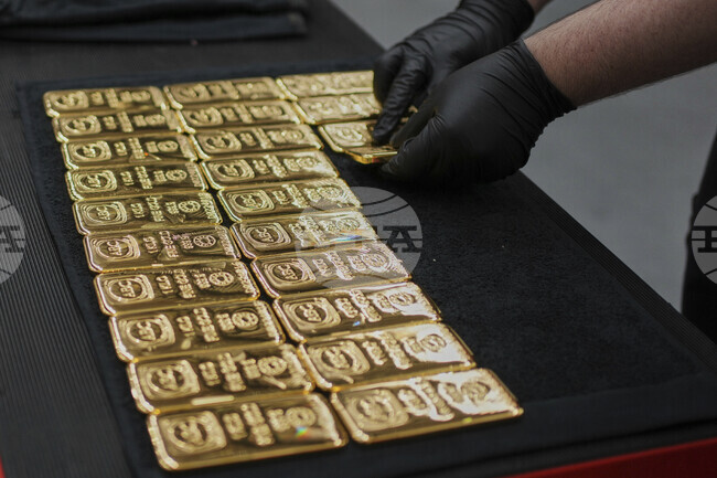 Златото се насочва към трети пореден месечен ръст на цената си на фона на несигурността около търговското примирие между САЩ и Китай