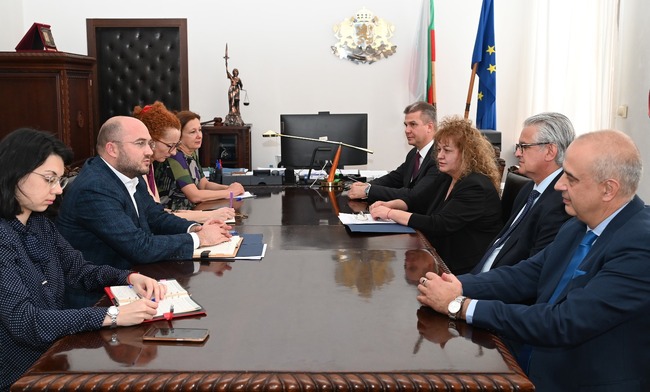 За електронно заявяване на актове за вписване в Имотния регистър се договориха министърът на правосъдието и Нотариалната камара