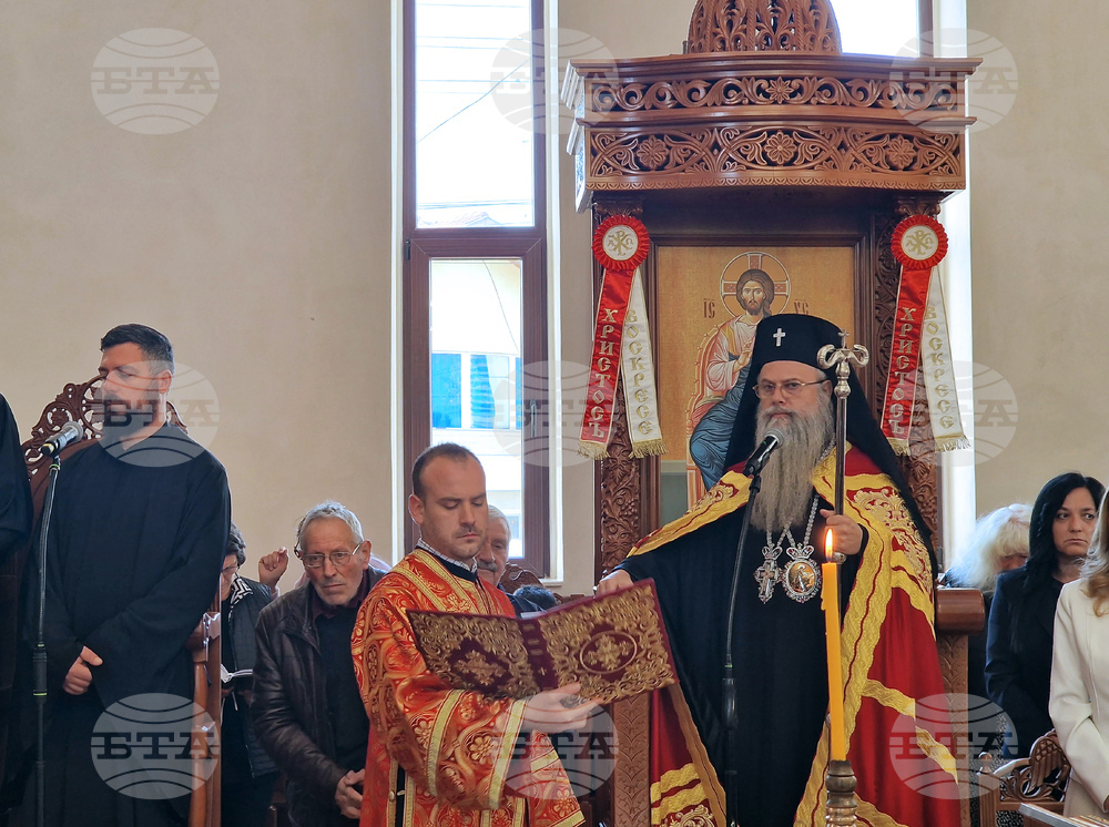 Десетки миряни се събраха на днешната литургия, водена от Пловдивския митрополит Николай в храм "Св. цар Борис-Михаил" в Септември
