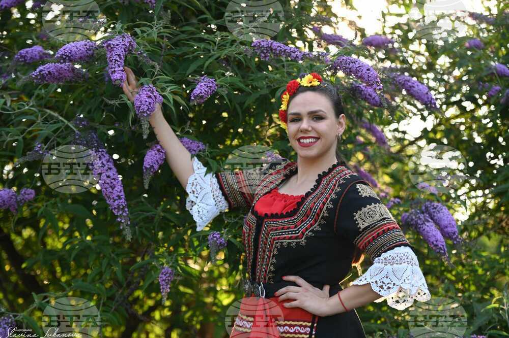 Нова песен на фолклорна изпълнителка Полина Димитрова е вдъхновена от любовта на дядо й към пиринската песен