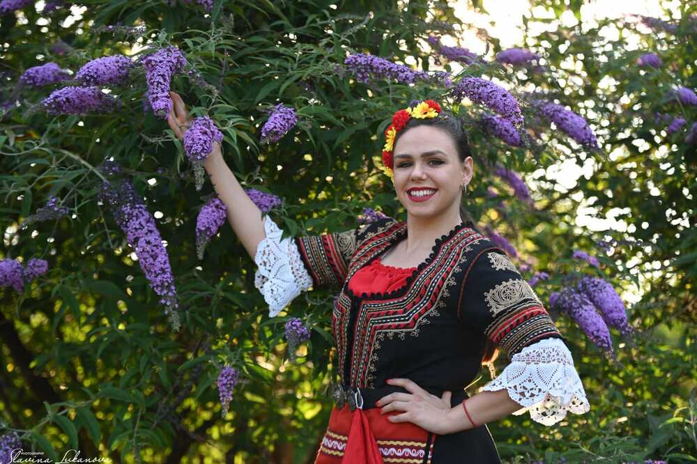  Нова песен на фолклорна изпълнителка Полина Димитрова е вдъхновена от любовта на дядо й към пиринската песен 