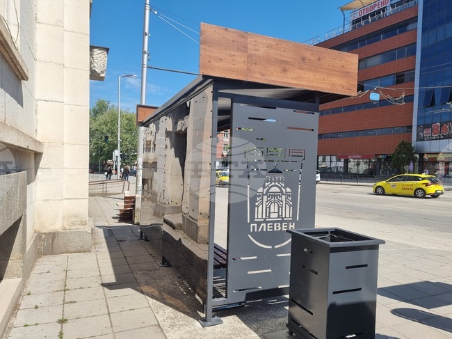 В Плевен са монтирани първите нови спирки на градския транспорт