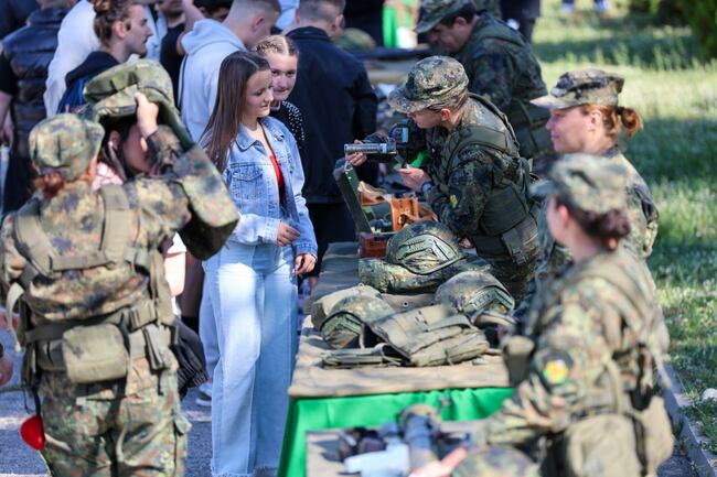 С показ на въоръжение и бойна техника се състоя Ден на отворените врати, организиран от Трето бригадно командване в Благоевград