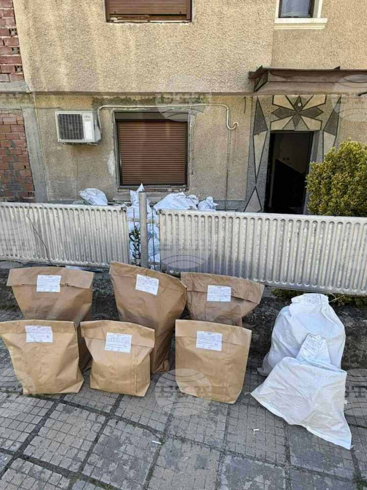 В Панагюрище на два адреса са открити големи количества наркотици, съобщиха от полицията