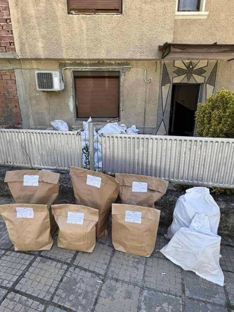 В Панагюрище на два адреса са открити големи количества наркотици, съобщиха от полицията