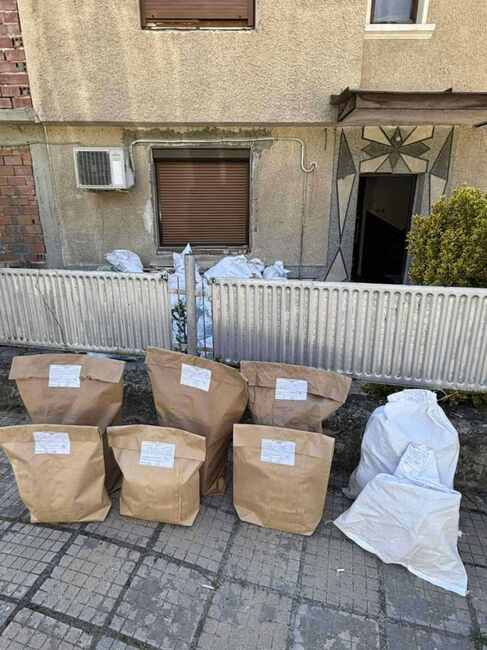 В Панагюрище на два адреса са открити големи количества наркотици, съобщиха от полицията