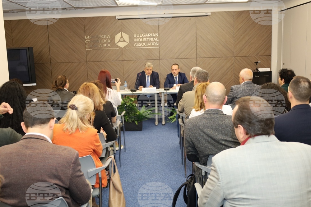 Environment Minister Discusses Challenges to Businesses with Bulgarian Industrial Association
