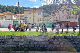 Самоков - ученици - залесяване на фиданки