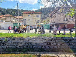 Самоков - ученици - залесяване на фиданки