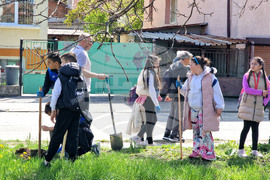 Самоков - ученици - залесяване на фиданки