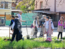 Самоков - ученици - залесяване на фиданки