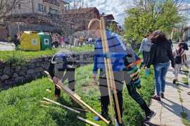Самоков - ученици - залесяване на фиданки