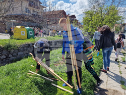 Самоков - ученици - залесяване на фиданки