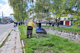 Самоков - ученици - залесяване на фиданки