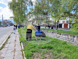 Самоков - ученици - залесяване на фиданки