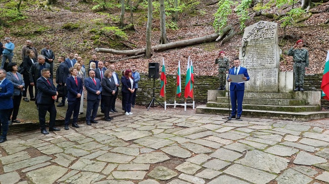 С всенародно поклонение-събор в историческата местност Оборище, в Панагюрище завършиха честванията на 149-ата година от Априлската епопея