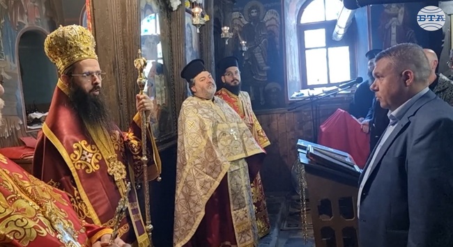 Сливенският митрополит Арсений поздрави миряните в Свети Влас, и призова за вяра, молитва и търпение