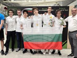 За по-малко от месец ученици спечелиха девет медала за България от международни олимпиади по математика. Снимка: МОН 