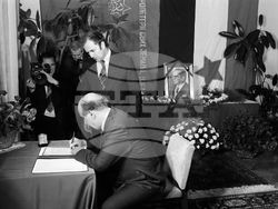 София - посолство на СФРЮ - Йосип Броз Тито - поклонение