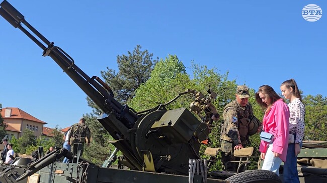 С показ на въоръжение и бойна техника се състоя Ден на отворените врати, организиран от Трето бригадно командване в Благоевград