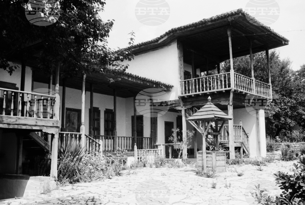 На 6 май 1966 г. по повод 80-годишнината от смъртта на Добри Чинтулов са учредени „Чинтулови литературни дни“