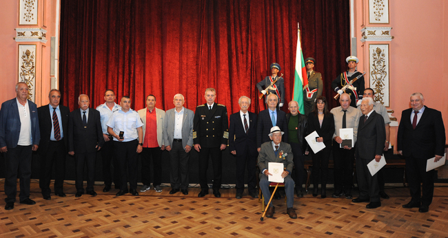 МО: Ветерани от Втората световна война и военнослужещи от резерва и запаса бяха наградени в навечерието на 6 май 