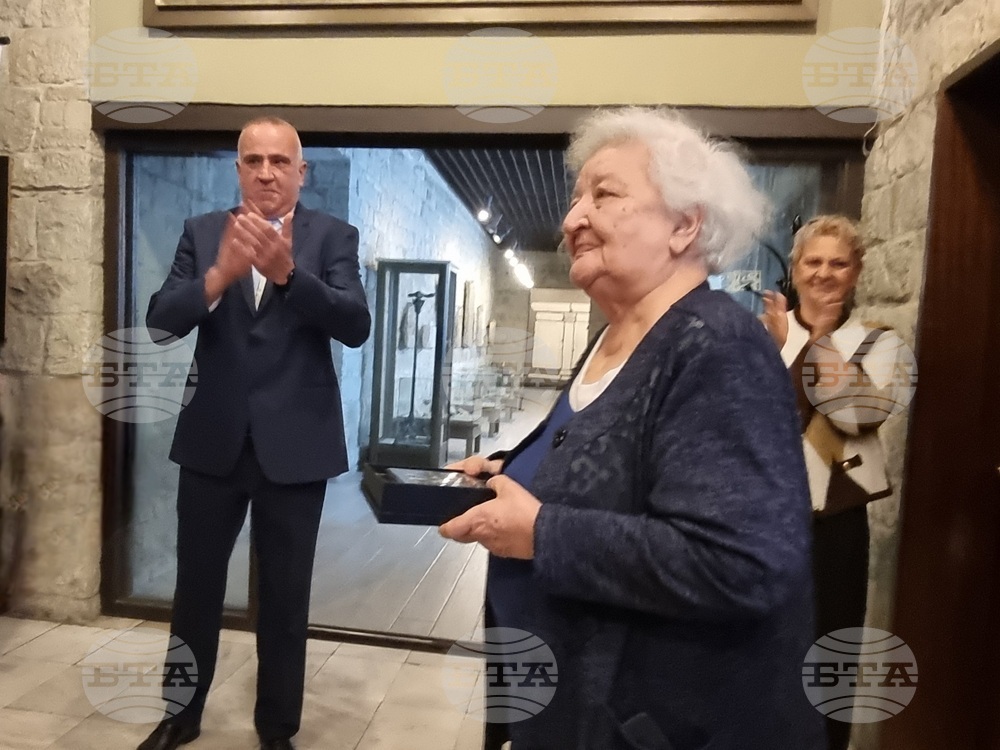 Центърът за спешна помощ в Кърджали отличи служители за 30 г. от създаването си, сред тях и 82-годишният действащ медик д-р Джангозова