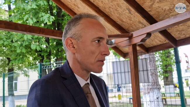 Предвиждаме в следващите месеци да подложим на дебат и анализ структурата на образователната система, каза министър Красимир Вълчев