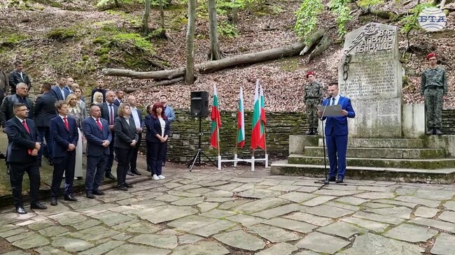 С всенародно поклонение-събор в историческата местност Оборище, в Панагюрище завършиха честванията на 149-ата година от Априлската епопея