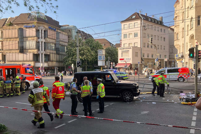 Автомобил се вряза в множество хора в германския град Щутгарт, най-малко осем души са ранени