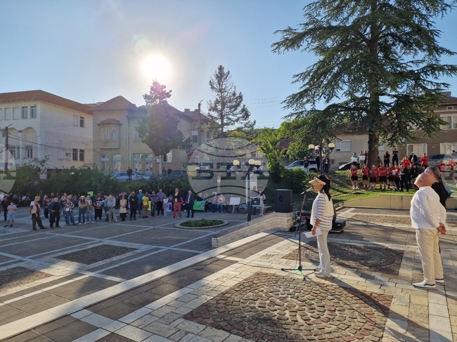 Граждани излязоха на протест и два контрапротеста в Сухиндол във връзка с изграждането на фотоволтаичен парк на територията на общината