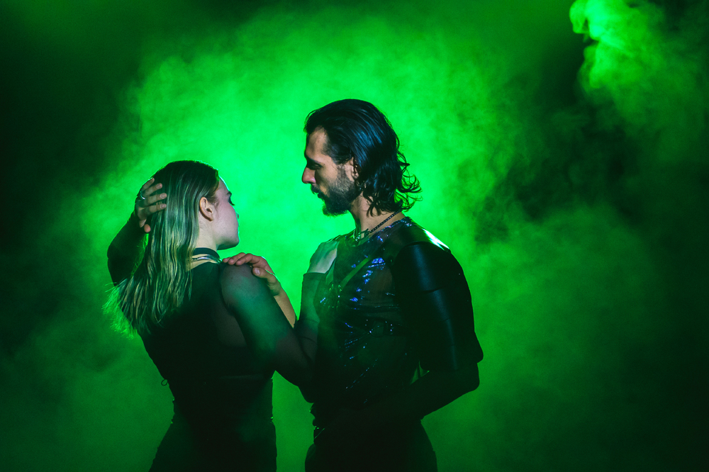 Нова песен на група „Фул“ изследва културата на бързите връзки и разпада на човешките отношения 