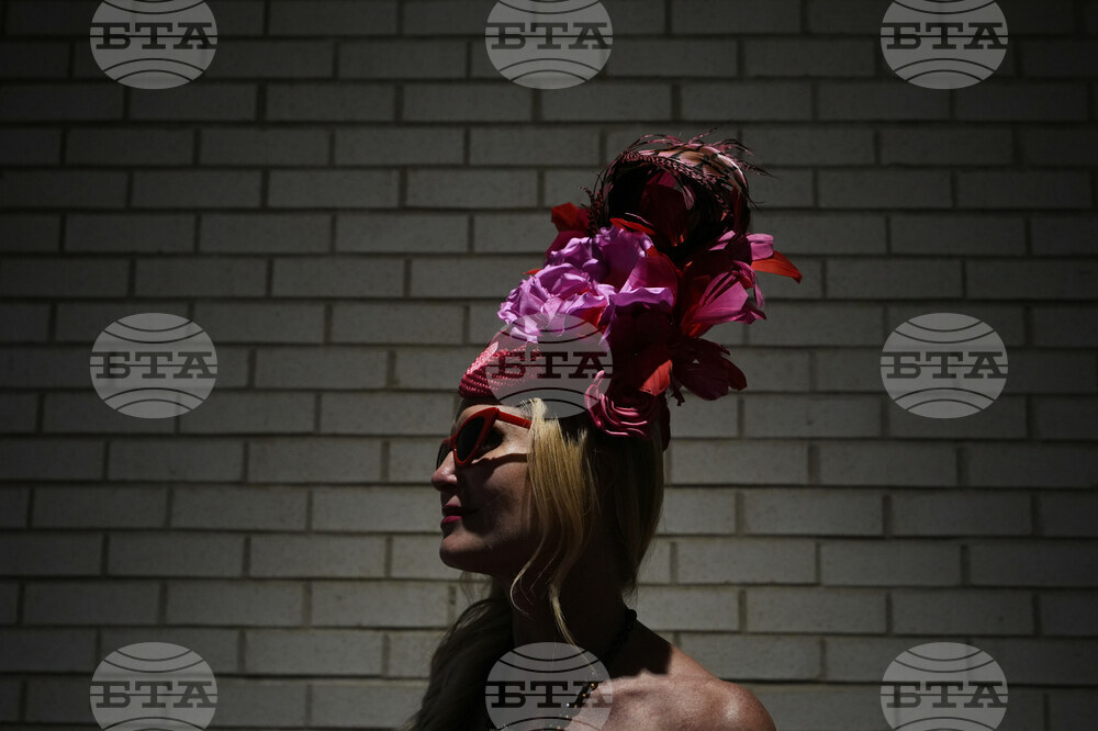 Kentucky Derby Horse Racing Fashion Photo Gallery