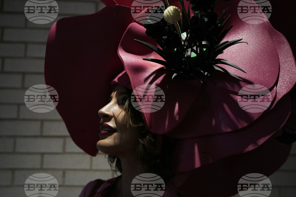 Kentucky Derby Horse Racing Fashion Photo Gallery