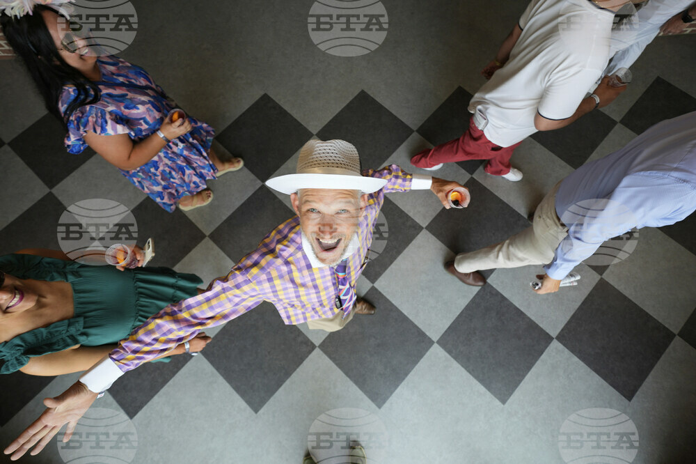 Kentucky Derby Horse Racing Fashion Photo Gallery