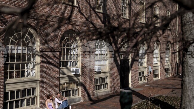 Двама души са били застреляни по време на хокеен мач в Роуд айлънд