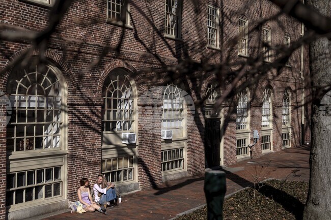 Двама души са били застреляни по време на хокеен мач в Роуд айлънд