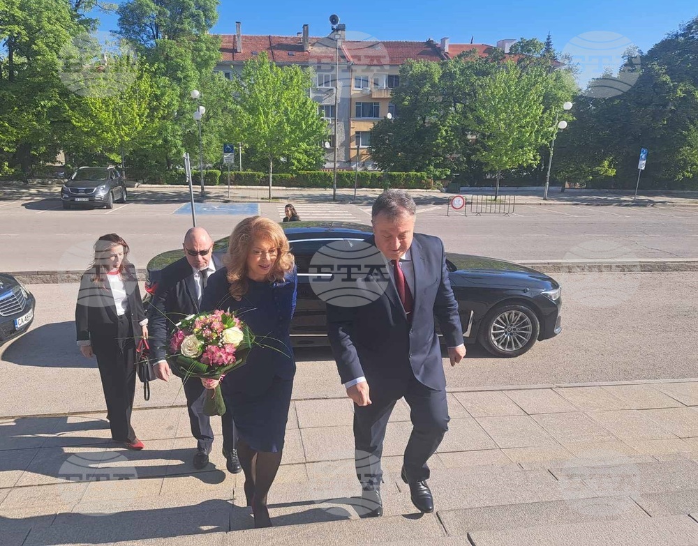 Кметът към вицепрезидента Йотова: Започваме кампания по възстановяване на най-старата театрална завеса в България