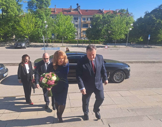 Кметът към вицепрезидента Йотова: Започваме кампания по възстановяване на най-старата театрална завеса в България