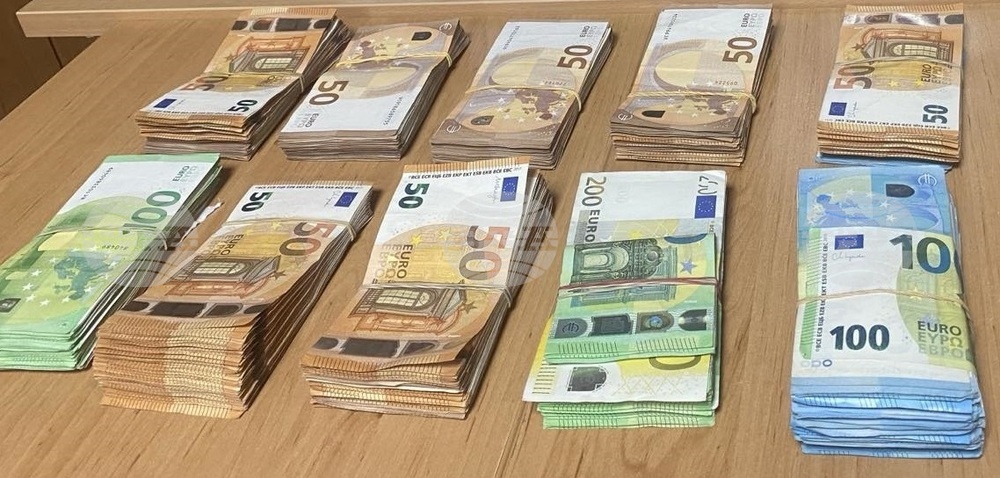 Агенция „Митници“: Недекларирана валута за близо 120 000 лева в легло на шофьор откриха на МП Лесово