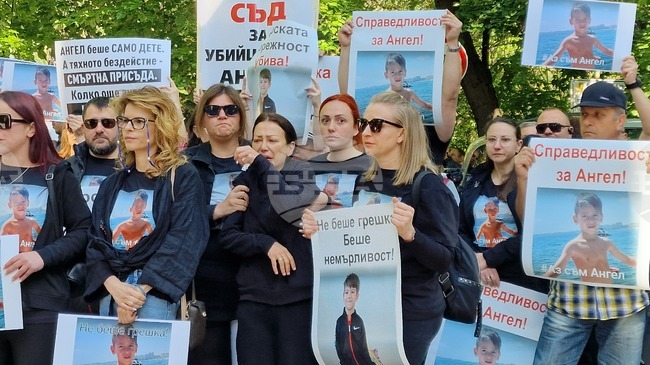 Десетки хора протестират пред частна клиника в Пловдив, където 6-годишно дете почина при стоматологична интервенция