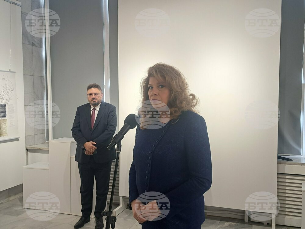 Община Шумен: Кметът и вицепрезидентът откриха изложбата "Азбука и история"