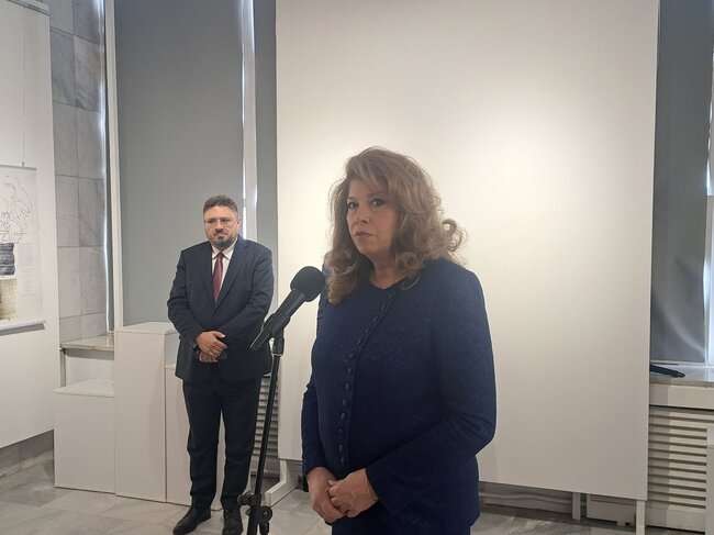 Община Шумен: Кметът и вицепрезидентът откриха изложбата "Азбука и история"